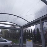 На остановке городской поликлиники оторвалась крыша