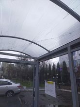 На остановке городской поликлиники оторвалась крыша