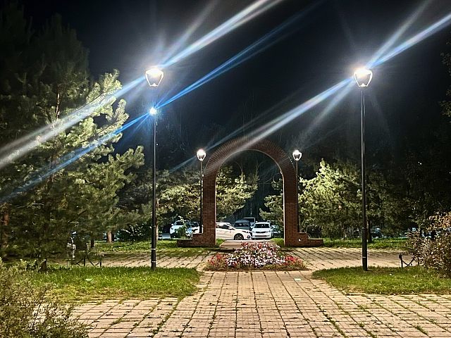 Город в свете фонарей