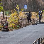 За домом по адресу ул. Строителей 2 производятся работы по асфальтированию тротуарной дорожки