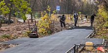 За домом по адресу ул. Строителей 2 производятся работы по асфальтированию тротуарной дорожки