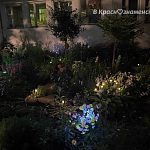 Такую клумбу около Победы 16А создали  жители, которая радует глаз не только днём, но и ночью
