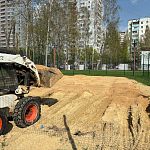 Готовим к открытию площадку для пляжного волейбола в «Беличьем», завозим песок 