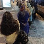 Почему 442 автобус приезжает за пару минут до выезда?