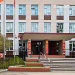 Школы города уже начали понемногу оформлять свои окна и фасады ко Дню Победы