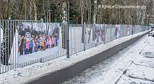 Вот такая фотогалерея появилась на заборе парка «Беличий»