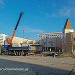Согласно контракту, сегодня везде будут установлены и сданы автобусные остановки