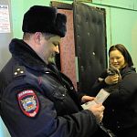 Участковые обходят квартиры в Москве, чтобы выявлять граждан, которые сдают квартиры в обход уплаты налогов