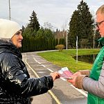 Сегодня в парках раздавали билеты лотереи «Миллионный посетитель 2025 года»