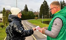 Сегодня в парках раздавали билеты лотереи «Миллионный посетитель 2025 года»