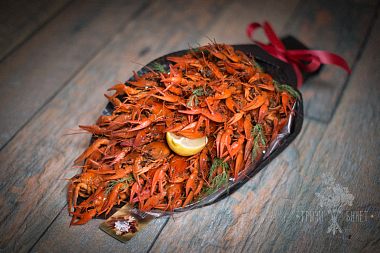 Букет для мужчины из мелких волжских раков и перчика чили.