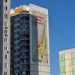 Особая атмосфера города с вывесками на фасадах