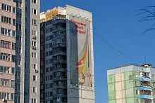 Особая атмосфера города с вывесками на фасадах