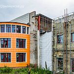 Недостроенное здание на городском озере