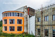 Недостроенное здание на городском озере