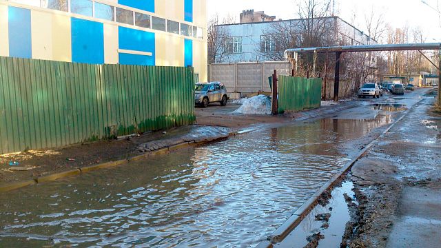 Дорога по улице Советской. Новый асфальт смыло, на