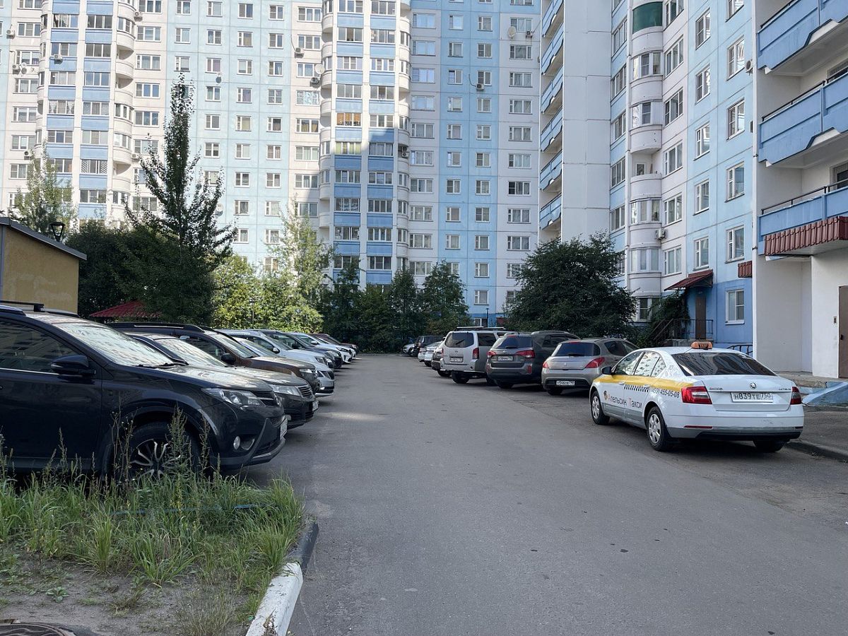Краснознаменские дворы переполнены авто. 