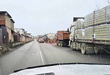 На 17 КПП постоянно собираются очереди из фур