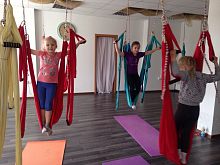 Детская йога в гамаках