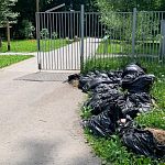 Когда уберут мешки с сухой и влажной травой со входа в парк Беличий?