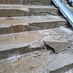 На ул.Гагарина 13 в 3 подъезде лестница разваливается