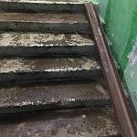 Отсутствие колясочного пандуса в подъезде