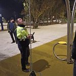 Будьте осторожны на старом озере. Качели порвались при качании 5 летнего ребенка