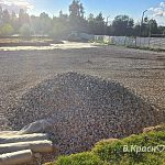 На месте будущего катка уже появился слой щебня — работа идёт!