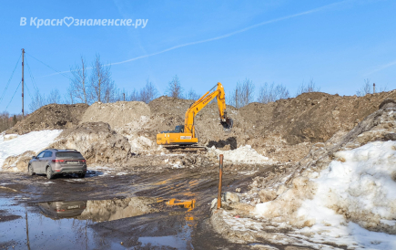 Горы из грязного талого снега