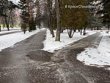 Почему около сквера Титова реагенты разбрасывают так много без надобности?