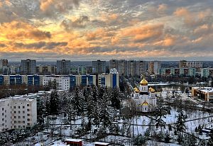 Закат над снежным городом