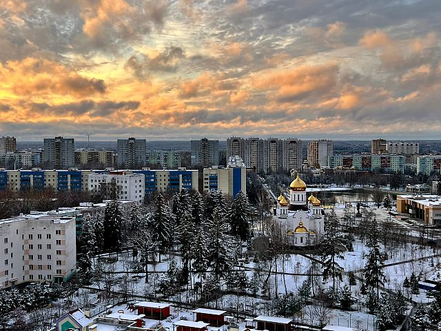 Закат над снежным городом