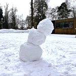 Уставший снеговик — как символ надвигающейся весны и тепла 