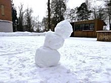 Уставший снеговик — как символ надвигающейся весны и тепла 