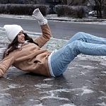 Россияне, пострадавшие из-за гололедицы, имеют право на денежную компенсацию