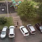 Вчера в районе 19:30 подростки играли в мячи специально били мячом по машинам