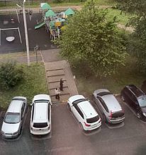 Вчера в районе 19:30 подростки играли в мячи специально били мячом по машинам
