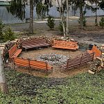 Рядом с зоной «барбекю» до конца обустроили уютное место для отдыха — в такую погоду приятно развести огонь и согреться у костра