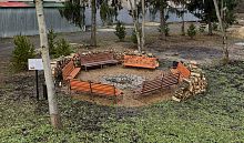 Рядом с зоной «барбекю» до конца обустроили уютное место для отдыха — в такую погоду приятно развести огонь и согреться у костра