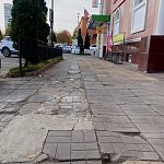 Около Дикси сильно износилась плитка — Краснознаменск