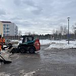 На парковке около городской поликлиники сегодня днем началась уборка снега.