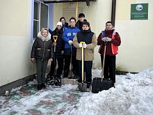 Партактив Единой России и волонтеры Краснознаменска помогли в уборке снега дошкольному учреждению «Солнышко»