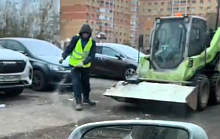 На сухой асфальт соль горстями насыпают  