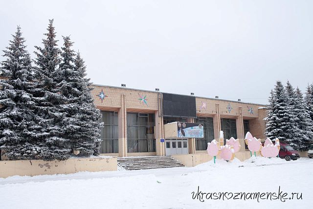 На доме офицеров установили телевизор
