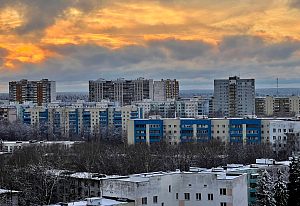 Закат над снежным городом