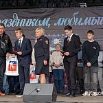 Вручение паспортов в городском парке