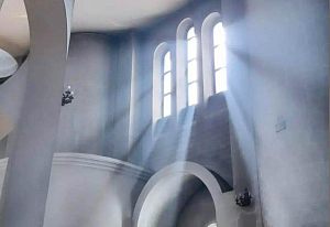 Красивые лучи в Краснознаменском храме