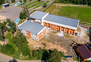 Оранжевый недострой в парке