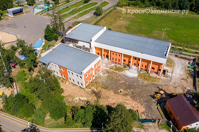 Оранжевый недострой в парке