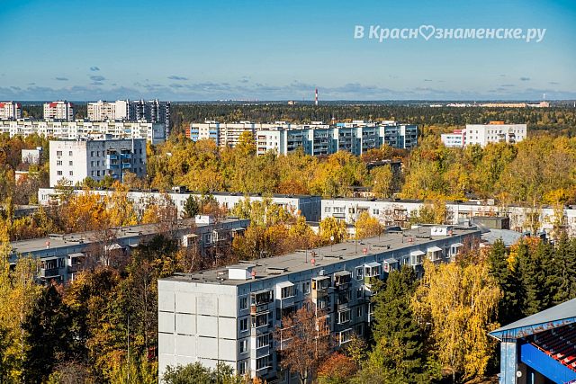 Пролетая над домами города 